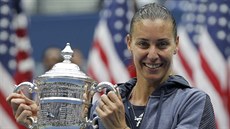 Italská tenistka Flavia Pennettaová pózuje s pohárem pro vítzku US Open.