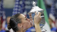 Italská tenistka Flavia Pennettaová líbá trofej z US Open.