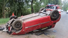 Auto po nehod u Knovíze skonilo na stee (14.9.2015)