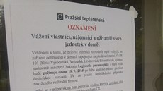 Na některých domech na pražském Proseku jsou vylepeny letáky upozorňující na...