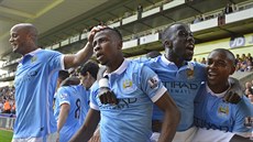 JEN TAK DÁL, CHLAP�E! Spoluhrá�i z Manchesteru City gratulují Kelechimu...
