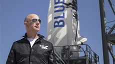 Jeff Bezos před raketou New Shepard