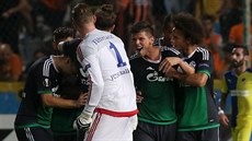 Radost fotbalist Schalke 04 z gólu Klaase-Jana Huntelaara v zápase na hiti...