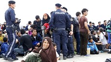 Uprchlíci v rakouském Nickelsdorfu (14. záí 2015)
