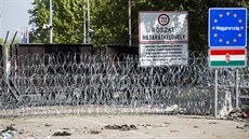 Plot a zábrany na hranici Srbska a Maďarska (18. září 2015)
