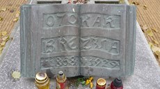 Bronzová kniha zmizela z hrobu významného básníka Otokara Březiny v září roku...