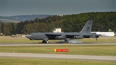 Americký bombardér B-52H pistává na ostravském letiti