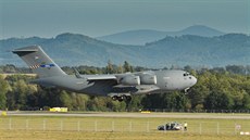 Alianní transportní letoun C-17 Globemaster pistává na monovském letiti. Na...