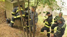 Jeden z hasi�� se s pot�ebnou výstrojí spustil do �achty protiatomového krytu,...