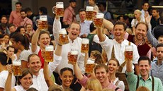V Mnichov zaal Oktoberfest, pivo nejde koupit pod deset eur (19. záí 2015)