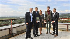 Ministr financí Andrej Babiš převzal petici od zástupců organizace Greenpeace...