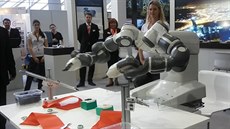 Prmyslový robot pedvedl rozcviku na strojírenském veletrhu
