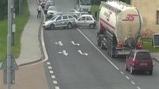 �idi� prorazil zátaras a narazil do policist�