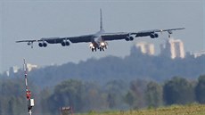 Americký bombardér B-52 na letiti v Ostrav.