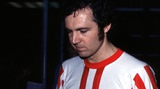 Franz Beckenbauer (vpravo) pebírá ocenní z rukou Seppa Blattera, Momentka z roku 2013.