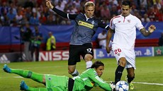 PENALTA? ANO Branká Yann Sommer z Mönchengladbachu v souboji s Victorem...