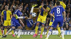 Diego Costa z Chlesea se v zápase Ligy mistr proti Maccabi Tel Aviv pokusil o...