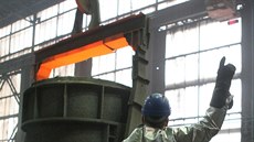 Práce na výrobě ocelového odlitku vyžadují i spolupráci s obsluhou jeřábu.