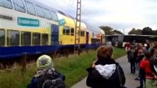Vlak narazil do �kolního autobusu v n�meckém Hedendorfu. (16. zá�í 2015)
