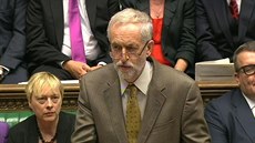 Jeremy Corbyn pokládá otázky britskému premiérovi Davidu Cameronovi (16. záí...