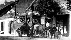 Na archivní fotografii z roku 1921 je po�tovní v�z p�ed po�tou a zájezdním...