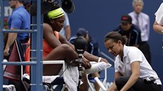 OETENÍ. Serena Williamsová v péi fyzioterapeutky v semifinále US Open.