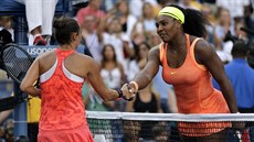 GRATULACE. Serena Williamsová blahopeje Robert Vinciové k vítzství v...