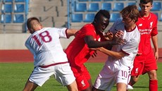 Talent Bobby Adekanye z Liverpool FC se prodírá mezi spar�any.