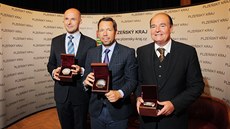 Do Dvorany slávy Plze�ského kraje vystoupili (zleva) bývalý generální �editel...