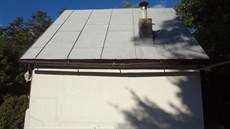 Plechová stecha se musí pravideln natírat.
