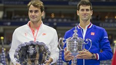 VÍTĚZ A PORAŽENÝ. Novak Djokovič (vpravo) s pohárem pro vítěze US Open pózuje...