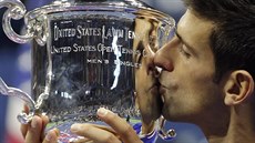 VÍTĚZNÝ POLIBEK. Srbský tenista Novak Djokovič líbá pohár pro vítěze US Open.