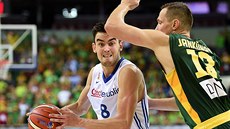 eský basketbalista Tomá Satoranský v nájezdu k litevskému koi kolem Pauliuse...