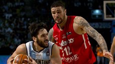 Facundo Campazzo (vlevo) z Argentiny najídí kolem Hectora Hernandeze z Mexika.