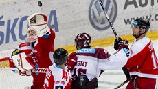 Olomoucký branká� Tomá� Vo�vrda (vlevo) zasahuje p�ed spar�anem Petrem...
