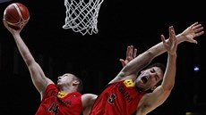 Belgití basketbalisté Maxime De Zeeuw (vlevo) a Sam van Rossom se srazili pod...