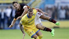 Francesco Totti z AS ím padá po souboji s Leonardem Blanchardem z Frosinone.