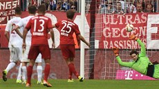 Thomas Müller z Bayernu Mnichov z penalty překonává Marwina Hitze z Augsburgu.