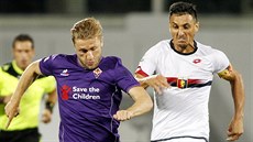 Jakub Blaszczykowski (vlevo) z Fiorentiny uniká Nicolasi Burdissovi z Janova.