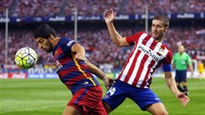 Luis Suarez (vlevo) z Barcelony uniká Gabimu z Atlétika Madrid.