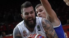 Miroslav Raduljica (vlevo) ze Srbska kontroluje mí ped Erikem Murphym z...