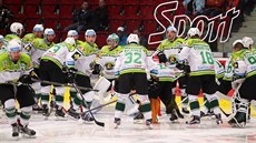 Karlovartí hokejisté se ped zápasem seli u své branky.