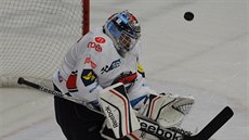 Chomutovský branká� Miroslav Kop�iva zasahuje v utkání s Boleslaví.