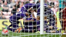Fotbalisté Tottenhamu se radují z gólu.