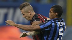 Juraj Kucka (vlevo) z AC Milán v souboji s Juanem Jesusem z Interu Milán.