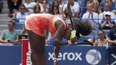 TO SE NEPOVEDLO. Serena Williamsová sklání hlavu po jedné z nepovedených výměn...