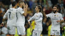 Fotbalisté Realu Madrid slaví gól proti Šachtaru Doněck. Autor gólu Karim...