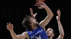 eský basketbalista Jan Veselý (vlevo) v souboji s Ognjenem Kuzmiem ze Srbska