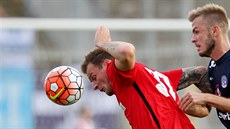 Brn�nský úto�ník Jakub �ezní�ek (vlevo) v duelu se Slováckem