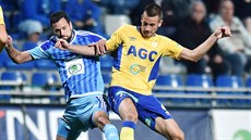 P�ETAHOVANÁ. Mladoboleslavský úto�ník Luká� Magera (vlevo) a Michael Lüftner z...